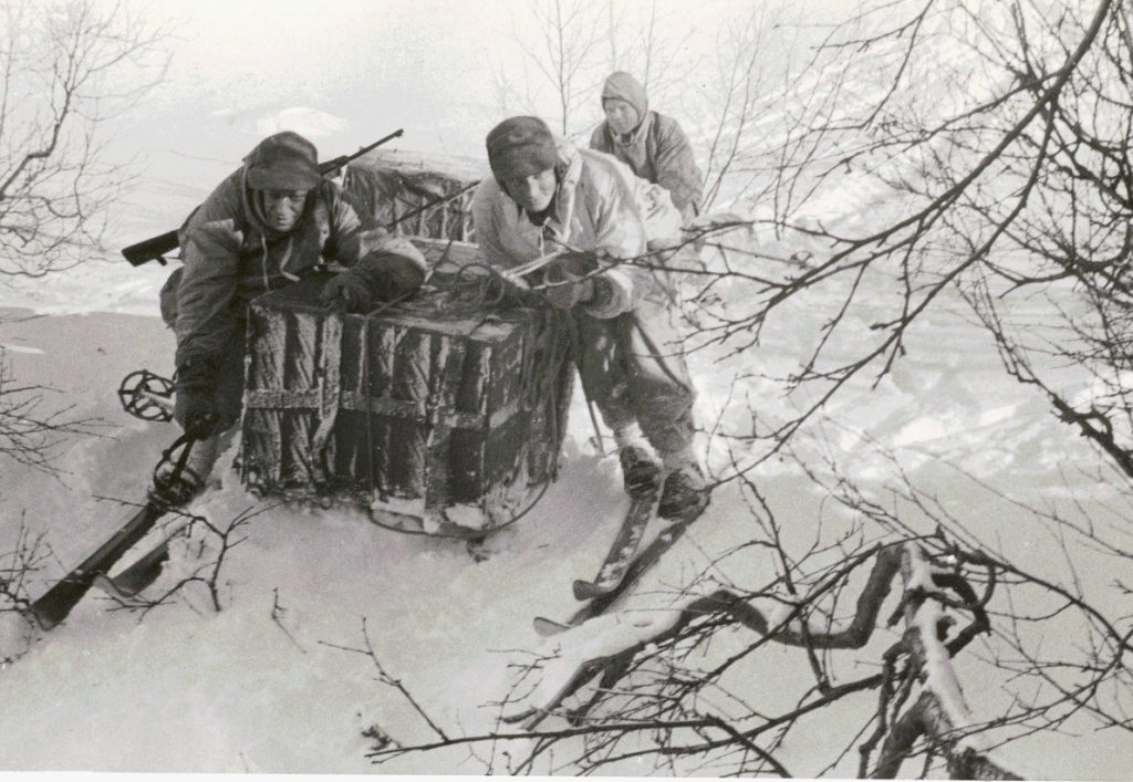 צוות של הצבא הנורווגי הגולה שחדר למולדתו הכבושה כדי לחבל במאמצי הנאצים מוביל ציוד בעזרת מזחלת