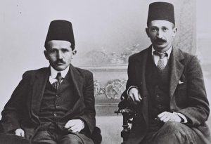 דוד בן גוריון (משמאל) ויצחק בן צבי חבושים תרבוש בתקופה שבה למדו משפטים באיסטנבול
