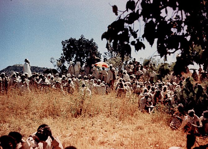 הקסים מתפללים על ההר סמוך לאַמבּוֹבֶּר, אתיופיה בחג הסיגד 1956