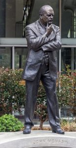 פסל בדמותו של מונש הוצב בקמפוס קלייטון באוניברסיטה ב-2015