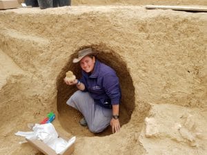 הארכיאולוגית שירה בלוך מחזיקה פך בן 2000 שנמצא בחפירה
