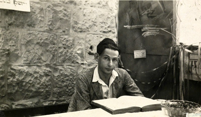 הציונות שלו היתה קשורה למשיכתו לשבתאות אך הוא הבחין בין השתיים. גרשם שלום לומד זוהר בסוכה, תרפ"ו, 1925