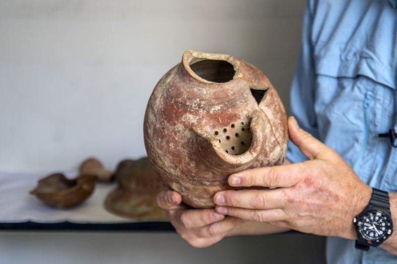 What would you like, Egyptian or Philistine ?
Beer jug from Tel Tzafit (Gat). Photo: Yaniv Berman, courtesy of IAA