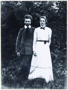דה האן בצעירותו עם אחותו הסופרת קארי ון ברוגן שנולדה כקרולינה לאה דה האן