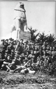 חניכי תנועת הנוער בית''ר מהרצליה ליד פסל האריה בתל-חי, סביב 1940