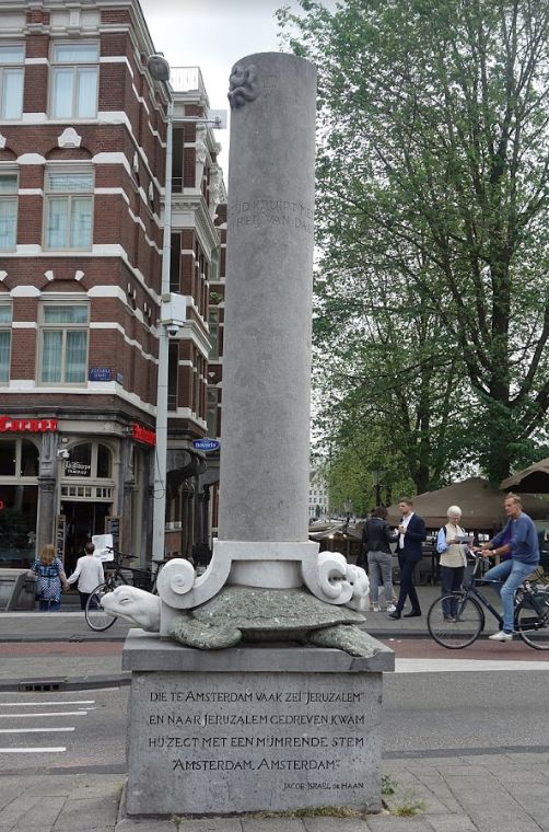 האנדרטה לזכרו של דה האן ליד מוזאון רמברנדט באמסטרדם מתארת אותו כמי שנשא את מעמסת העבר. על האנדרטה חקוק אחד משיריו 'המרובעים': "מי שבאמסטרדם הגה 'ירושלים' וירושלימה הגיע, שפתיו ממללות אמסטרדם אמסטרדם"