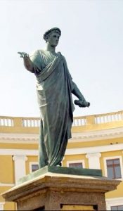 פסל של ארמן עמנואל דו פלסי דוכס רישליה המוצב בראש מדרגות פטיומקין