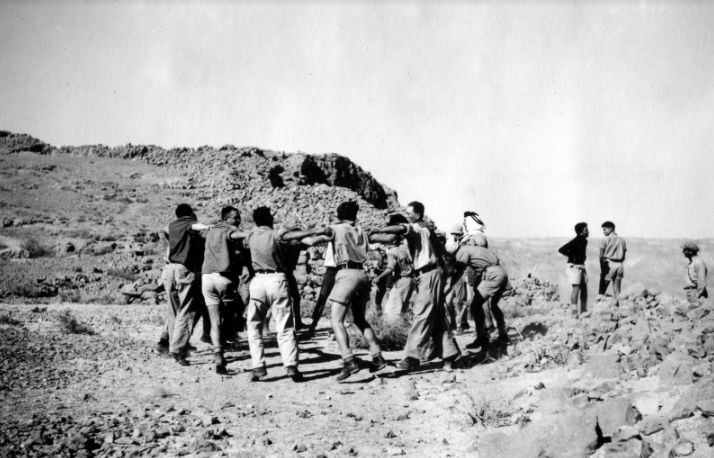 בשבט תש"ב (1942) נערך סמינר מצדה - טיול להכשרת מדריכים מתנועות הנוער שעברו בהרי חברון בדרך למצדה. רוקדים על פסגת מצדה