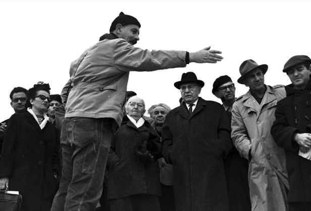 יגאל ידין מציג בפני משלחת בראשות הנשיא זלמן שזר את ממצאיו במצדה, 1964