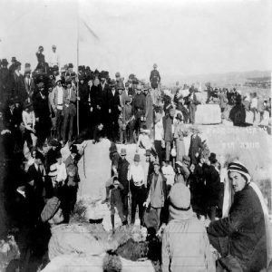 חגיגה על יד 'קברי החשמונאים' בחנוכה תר''ע 1909