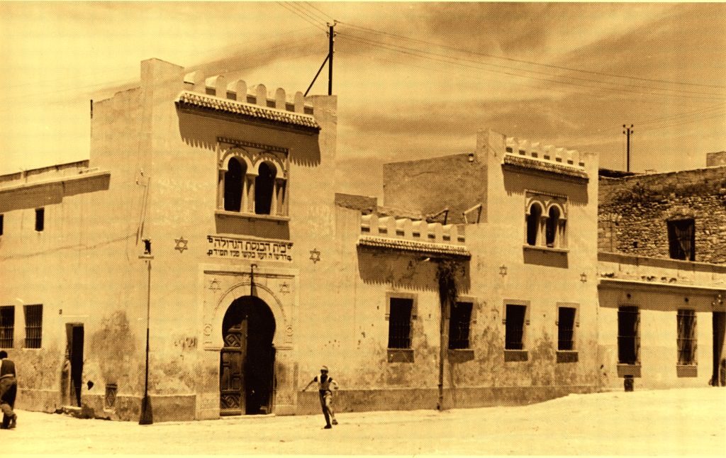 לבקשת השלטונות הצרפתיים ערכה הקהילה היהודית בתוניס תחקיר על דמותה של פרחא. בית כנסת ברובע היהודי העתיק של תוניס, 1960