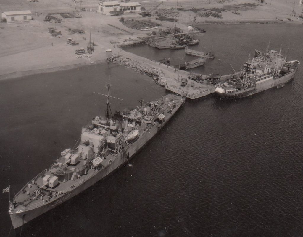 סגירת מצרי טיראן בפני אניות ישראליות הצריכה העברה של אניות חיל הים לים האדם מסביב לאפריקה. אח"י מזנק לאחר הגעתה לנמל אילת, פברואר 1957