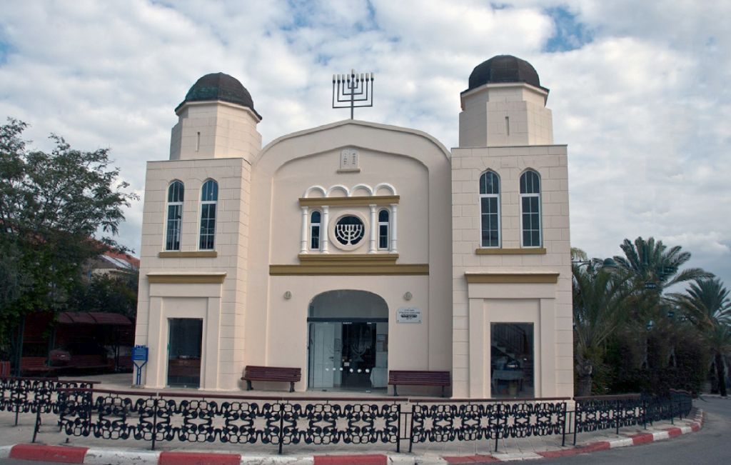 איכר נוסף, כדי להבטיח את המניין. בית הכנסת שנבנה במזכרת בתיה ב-1927 במקום בית הכנסת שהקימו העולים 