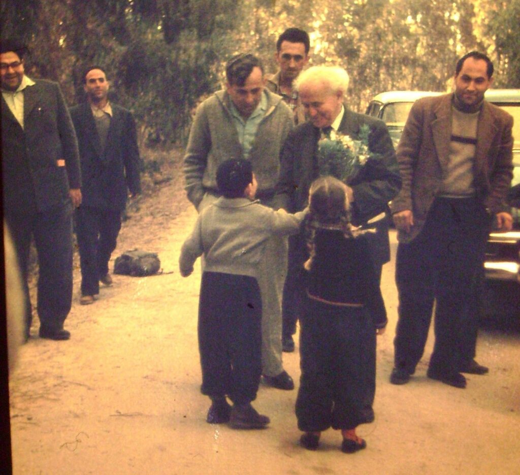 |התעניין בפילוסופיות מגוונות. על שפת הים בתל-אביב