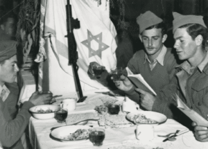 בסדרים השונים שנערכו בירושלים בתש"ח אפשר היה לחוש גם בשמחה וברוממות לצד המתח והחשש. חיילי ההגנה בזמן הסדר | באדיבות הארכיון בציוני המרכזי, ירושלים, 1009719PH