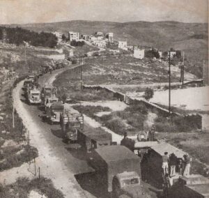 שיירות האספקה לירושלים הותקפו דרך קבע על ידי הערבים. שיירת אספקה מגיעה לירושלים לפני פסח תש"ח | מתוך הספר The Arab-Israeli Wars