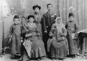 The Mashhad Jewish community remains one big family. The Aharonovs, forced converts from Mashhad who immigrated to Jerusalem, early 20th century | Ephraim Levi Collection, Ben-Zvi Institute, Jerusalem