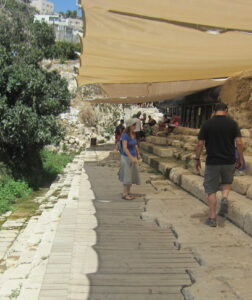 Remains of the pool fed by Hezekiah’s Tunnel in the Second Temple period were discovered in the last decade. Originally the pool was square and surrounded by descending steps, only one section of which has been unearthed to date | Photo: Ovedc
