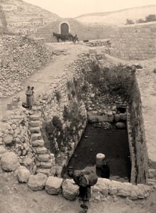 The pool at the end of the tunnel is just a fragment of a fifth-century reservoir built by Byzantine empress Eudocia | Photo: Library of Congress Collection
