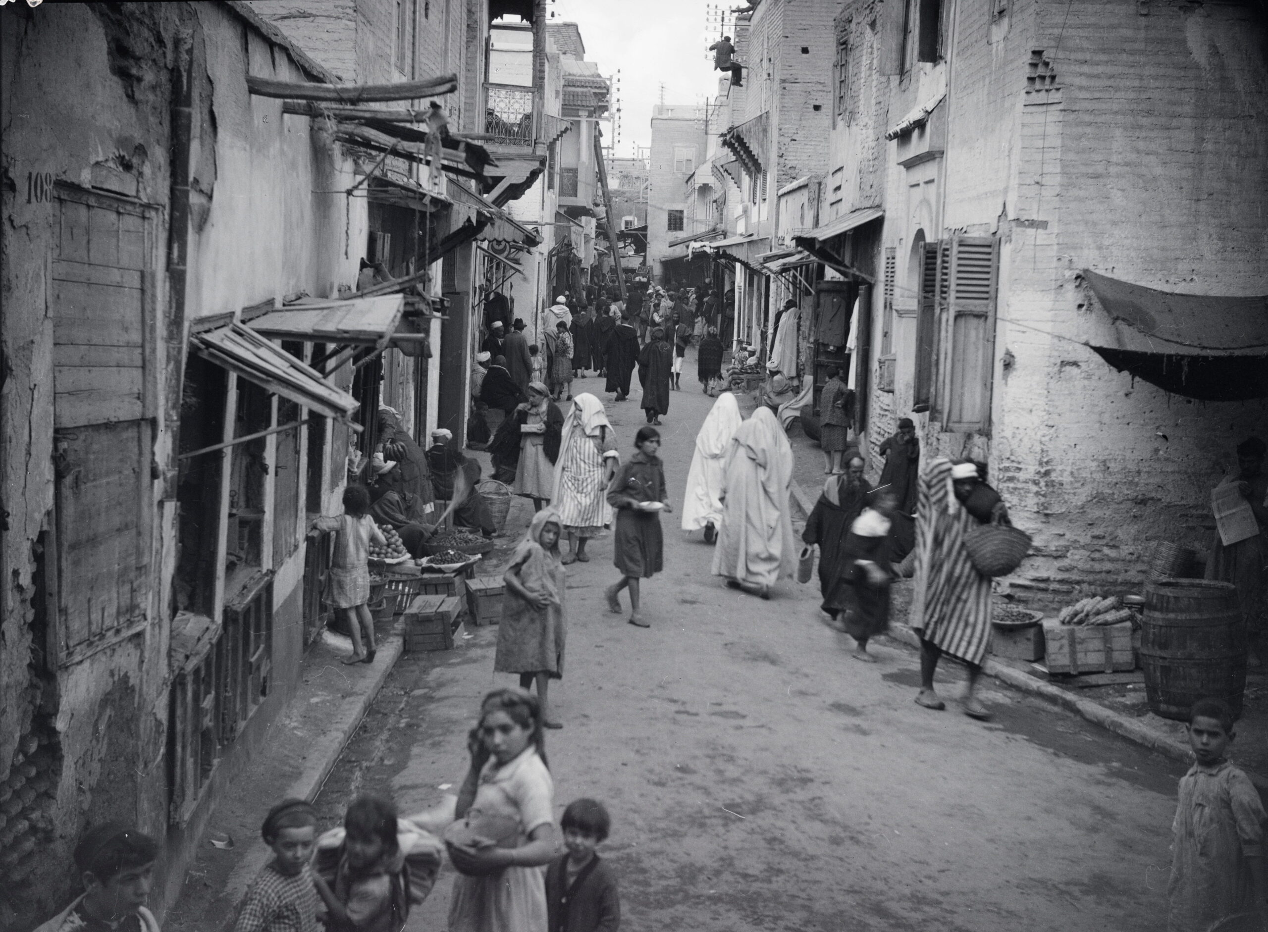 Vichy laws forced Jews back into crowded Jewish quarters. Mellah in Marrakesh, 1930s | Photo: Walter Mittleholzer, ETH Library, Zurich