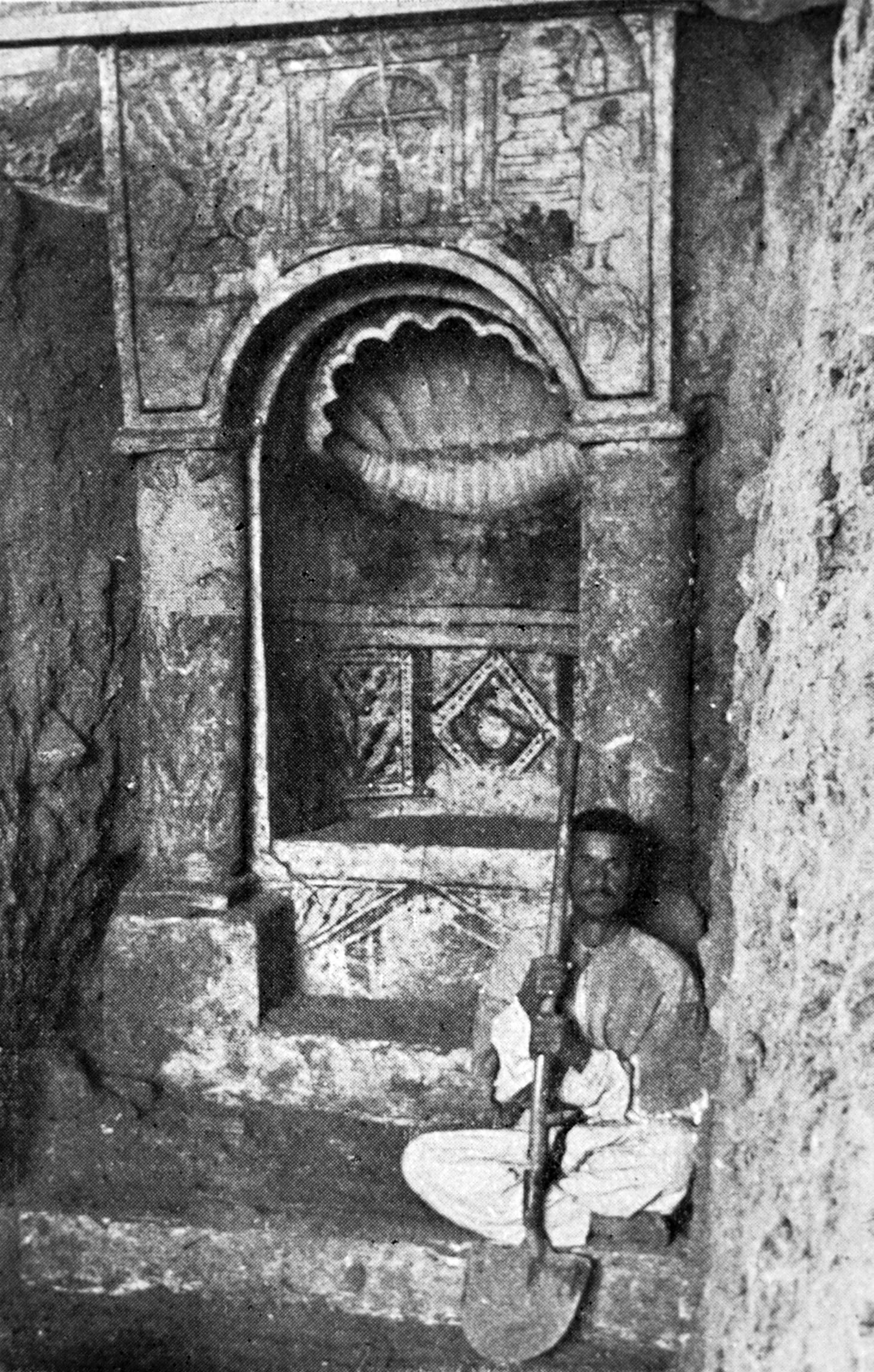 Excavation worker seated by the niche that evidently housed the synagogue’s Torah scroll. Photo from an article in L’Illustration, a French weekly, publicizing the discovery of this house of worship in July 1933 | Photo: Maurice le Palud