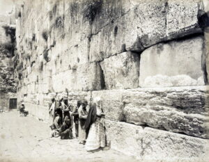 Why did Jews forsake the Temple Mount in favor of the Western Wall? Praying by the wall, 1894 | Photo: Felix Bonfil