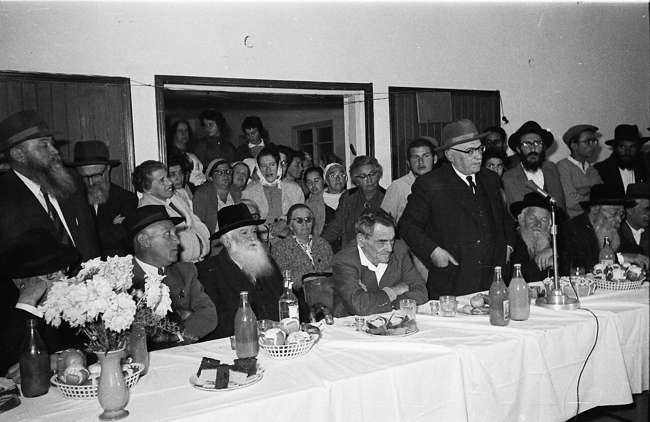 קשר עמוק לחסידות חב“ד. הנשיא זלמן שזר ויו“ר הכנסת קדיש לוז בביקור בכפר חב“ד, 1963 | צילום: מיכאל (מרצ‘ל) אלמגור