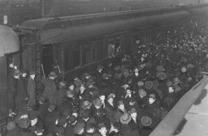 By embracing train travel, the Hasidic movement showed that despite its conservatism, it was in fact thoroughly modern. Rabbi Avraham Mordechai Alter of Ger, author of the Hasidic work Imrei Emet, taking leave of his followers at the station before setting out on a visit to Mandate Palestine | Photo: Virtual Shtetl, POLIN Museum of the History of Polish Jews