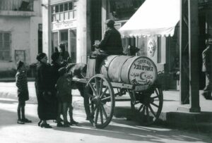 Both in Europe and in the land of Israel, Hasidim were drawn to urban centers. Kerosene peddler on a Tel Aviv sidewalk, circa 1920 | Photo: Ze’ev Aleksandrowicz, Pikiwiki
