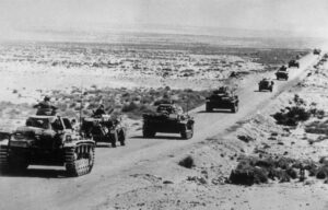 'לגיון זרים' נוסח איטליה. במהלך הקרבות נסעו הצבאות השונים מאות קילומטרים לאורך המדבר. טנקים גרמנים שוטים במזרח לוב, 1.4.1940 | צילום: Keystone/Getty Images