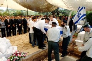 בצוואתו הורה הרצל כי ילדיו ייקברו לצ ִדו בארץ ישראל. הנס ופאולינה נקברים בטקס ממלכתי בהר הרצל, 2006 | צילום: משה מילנר, לע״מ