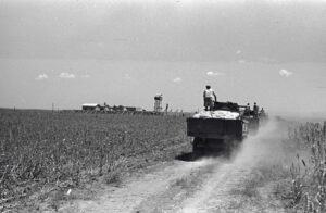 קיבוץ נגבה, שהוקם במבצע חומה ומגדל ב־1939 כדי להתחיל את ההתיישבות בנגב, לא הדרים מעבר לקו אשקלון. העברת אספקה בדרך לנגבה, 1939 | צילום: רובינשטיין, ארכיון הצילומים של קק"ל