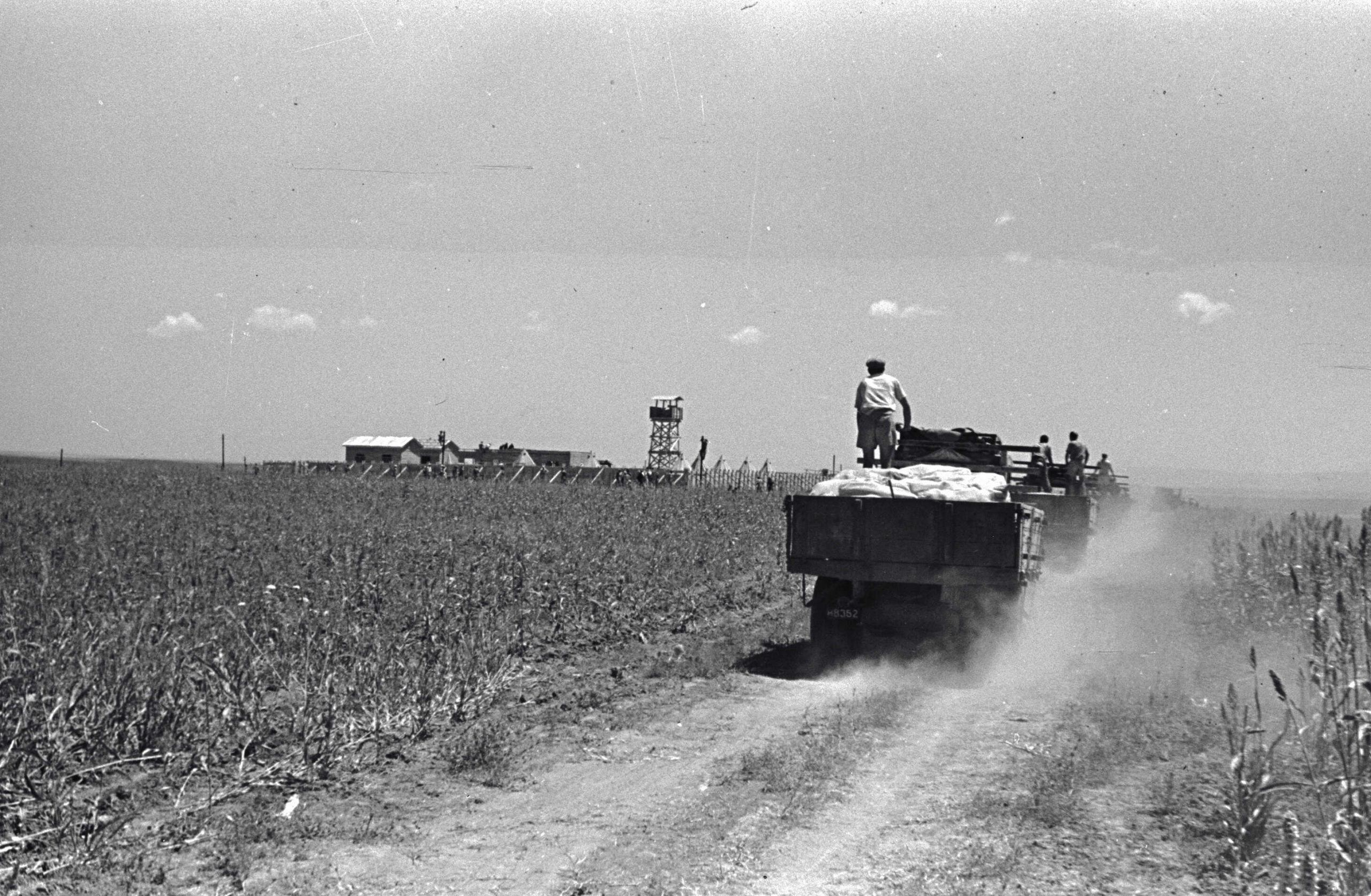 קיבוץ נגבה, שהוקם במבצע חומה ומגדל ב־1939 כדי להתחיל את ההתיישבות בנגב, לא הדרים מעבר לקו אשקלון. העברת אספקה בדרך לנגבה, 1939 | צילום: רובינשטיין, ארכיון הצילומים של קק"ל