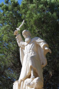 לפסל ההרואי שמוכר על ידי דורות של מטיילים קדם פסל אחר | צילום: דרור אבי