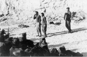 הכניסה את רוח הלהקות הצבאיות לעולם הבידור האזרחי. נעמי פולני לצד שייקה אופיר בהופעה לפני חיילים לאחר כיבוש עוג'ה אל חפיר מידי המצרים | אוצר תמונות הפלמ״ח
